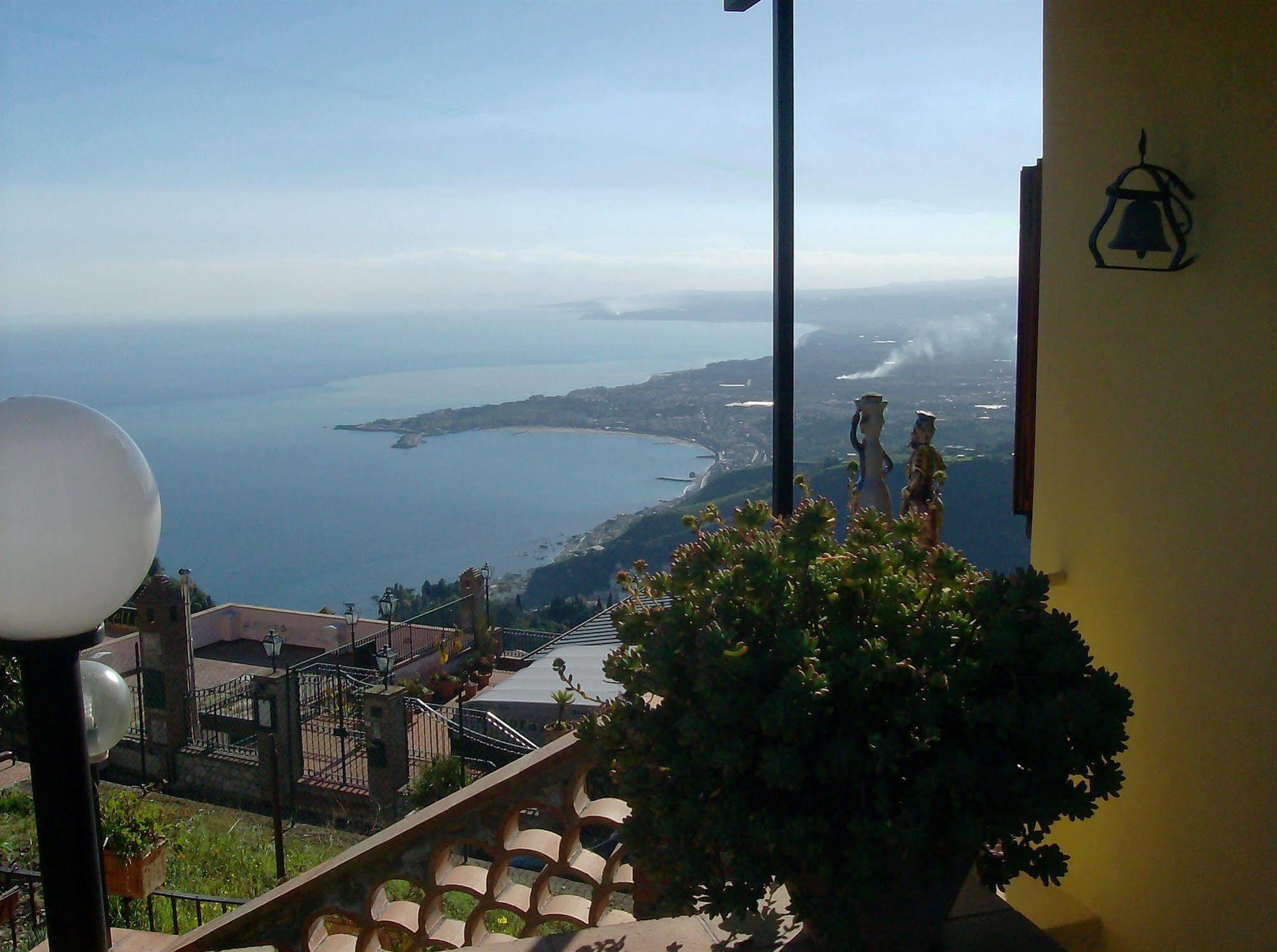 B&B U Palmentu Taormina Bagian luar foto